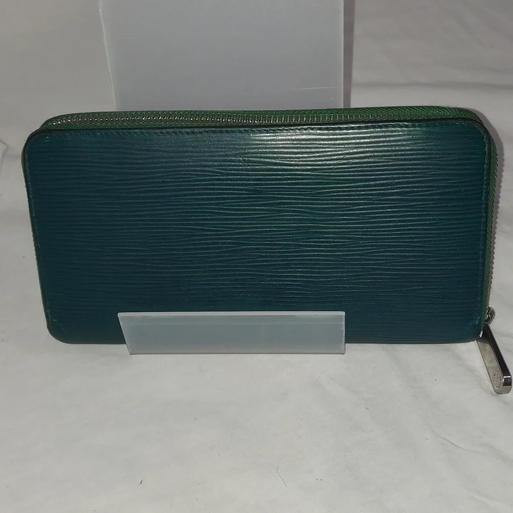 AUTHENTIC Louis Vuitton Zippy Wallet in Green Epi Leather - Picture 2 of 9